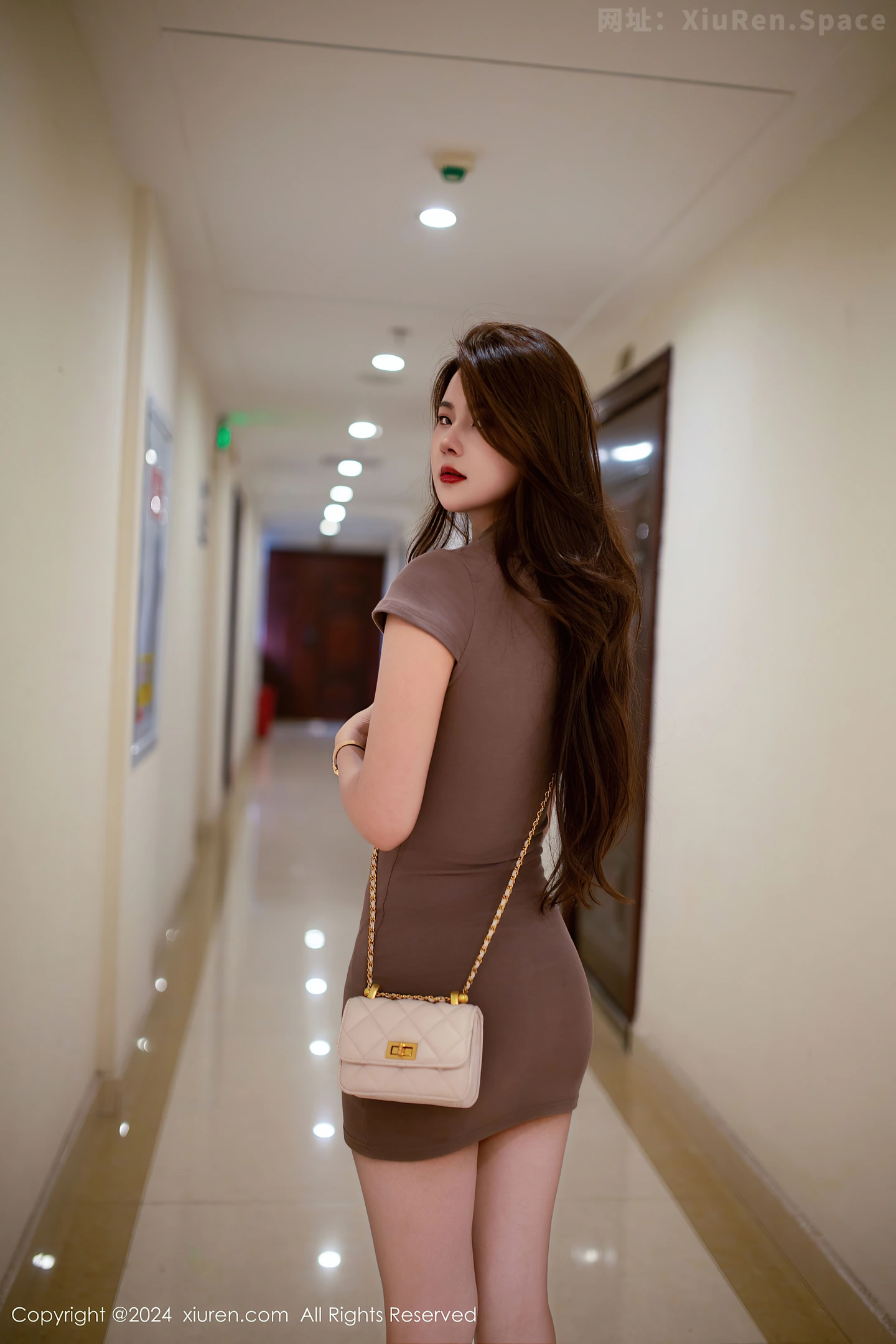 图片[2]-[XiuRen秀人网]VOL.8359 新人模特仙女爱自由浴室性感咖啡色连衣短裙秀完美身材诱惑写真60P-秀人网官方网站